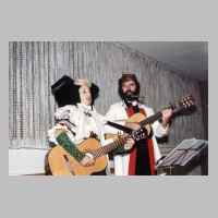 080-2162 9. Treffen vom 2.-4. September 1994 in Loehne - Der -Schulmeister- mit seiner Frau. Gemeinsam unterhalten sie uns mit Liedern .JPG